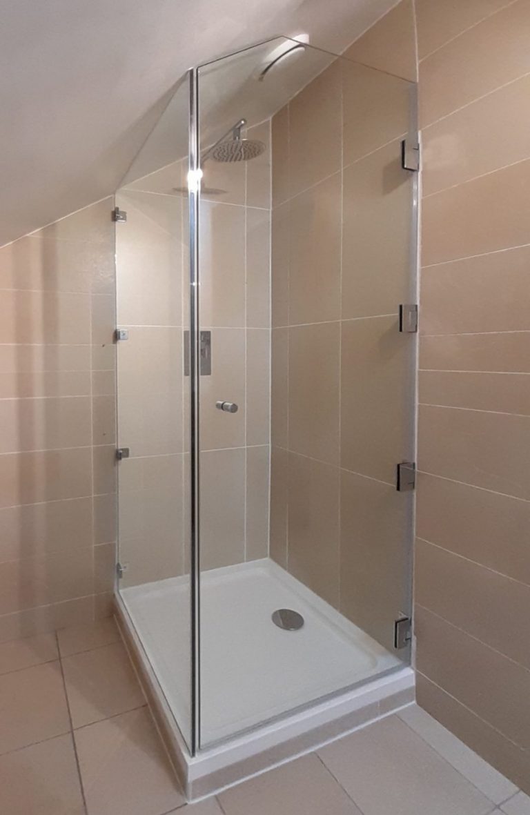 Angled Shower Enclosure With 4 Hinges